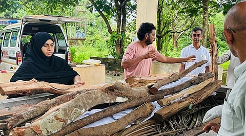 മുൻ ആർഎസ്എസ് പ്രവർത്തകന്റെ ചിതയ്ക്ക് തീകൊളുത്തി ലീഗ് വനിതാ നേതാവ്, തിരിഞ്ഞുനോക്കാതെ ഉറ്റവർ; ഇത് മതത്തിനും മേലെ മനുഷ്യത്വം തിളങ്ങിയ കഥ