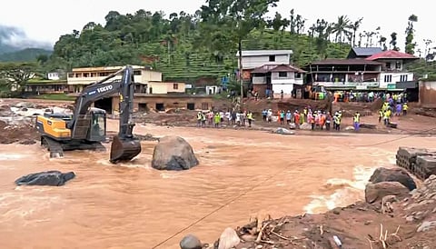 കനത്ത മഴയിൽ വയനാട്ടിൽ മണ്ണിടിഞ്ഞു, ഒരു മരണം; നിരവധി പേർ കുടുങ്ങിയതായി സംശയം