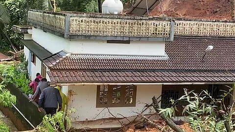 '10 മിനിറ്റ് മുമ്പ് ഒരു ബസ് പോയതേ ഉള്ളൂ, എന്തോ ഭാഗ്യത്തിന് രക്ഷപെട്ടതാ...'; മണ്ണിടിച്ചിലിൽ നടുങ്ങി കള്ളാടി, ഞെട്ടൽ മാറാതെ ദൃക്സാക്ഷികൾ