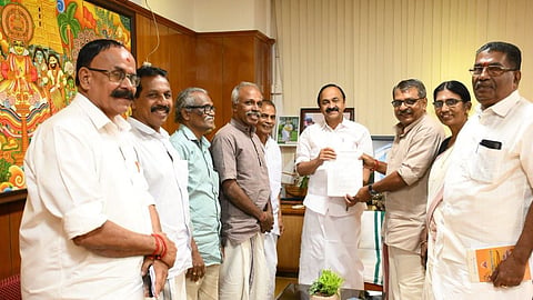 'ആര്എസ്എസിന്റെ ദത്തുപുത്രന്', സന്ദര്ശകരുടെ പേരില് സതീശനെതിരെ ആക്രമണം കടുപ്പിച്ച് ഇടത് പ്രൊഫൈലുകൾ;
സോഷ്യല് മീഡിയയില് പോര്