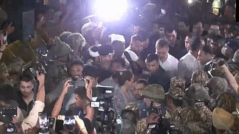 'വിദ്യാര്ഥികള് തനിച്ചല്ല'; പ്രതിപക്ഷത്തെ സമരത്തിലേക്ക് നയിച്ച് രാഹുല്, ഗാന്ധി സ്മൃതിയില് പ്രതിഷേധം