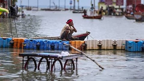 നേപ്പാളിന്റെ 'ശാപമോ'? നിറഞ്ഞുകവിഞ്ഞ് ഗംഗയും യമുനയും... വാരാണസിയും പ്രയാഗ്രാജും മുങ്ങി!