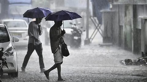 ഇതെന്തൊരു മഴ! ഒഴുക്കിൽപ്പെട്ടും മണ്ണിടിഞ്ഞും ആറ് മരണം, അർണബ് ചുഴലിക്കാറ്റും ഭീഷണി
