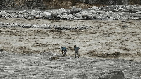 നേപ്പാൾ മിന്നൽ പ്രളയം: കാണാതായ ഉറ്റവരെ തേടി ബന്ധുക്കൾ ; തിരച്ചിൽ വൈകുന്നതിൽ പ്രതിഷേധം