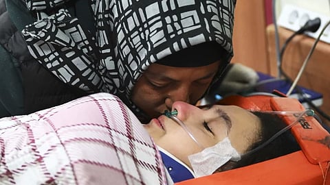 തിരികെ ജീവിതത്തിലേക്ക്: 10 ദിവസം ഭൂകമ്പാവശിഷ്ടങ്ങളില് അകപ്പെട്ട പെണ്കുട്ടിയെ രക്ഷപ്പെടുത്തി