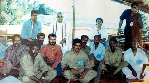 കുമരകത്ത് 2000ൽ എത്തിയ പ്രധാനമന്ത്രി അടൽ ബിഹാരി വാജ്പേയി
ഹൗസ് ബോട്ടിലെ യാത്രയ്ക്കിടെ അതിലെ ജീവനക്കർക്കൊപ്പം. അമിതാഭ് കാന്ത്,
ഡോ. വി. വേണു തുടങ്ങിയ ഉന്നത ഉദ്യോഗസ്ഥർ സമീപം