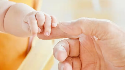 15 കാരി യൂട്യൂബ് നോക്കി പ്രസവിച്ചു, കുഞ്ഞിനെ കഴുത്തുഞെരിച്ച് കൊന്ന് മൃതദേഹം പെട്ടിക്കുള്ളിൽ അടച്ചു വച്ചു