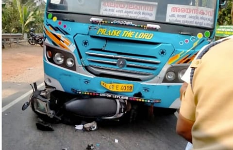 തലയോലപ്പറമ്പിൽ സ്വകാര്യ ബസ് സ്കൂട്ടറിലിടിച്ച് 2 പേർ മരിച്ചു