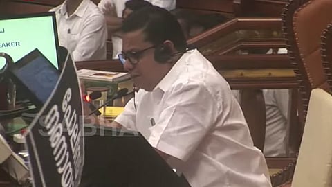 ബ്രഹ്മപുരത്തെ 'തീ' നിയമസഭയിലും: പ്രതിപക്ഷം പ്രതിഷേധവുമായി നടുത്തളത്തിൽ