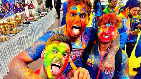 നിറങ്ങളിൽ ആറാടി ടീം ഇന്ത്യ..; (വീഡിയോ)