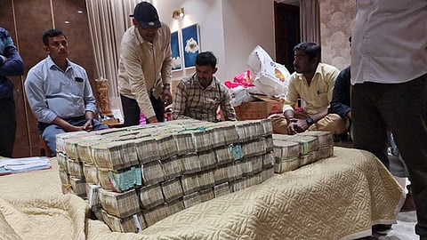 കുന്നുകൂടി നോട്ടുക്കെട്ടുകൾ; കർണാടകയിൽ ബിജെപി എംഎൽഎയുടെ മകന്റെ വീട്ടിൽ റെയ്ഡ് (വീഡിയോ)