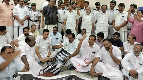 അനുമതിയില്ലാതെ ദൃശ്യങ്ങൾ പകർത്തി, മാധ്യമങ്ങൾക്കും നോട്ടീസ്; വിശദീകരണം നൽകിയില്ലെങ്കിൽ നിയമസഭാ പാസ് റദ്ദാക്കും