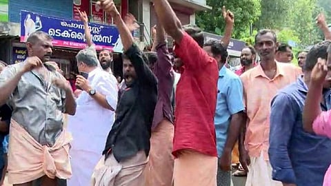 കാട്ടുപോത്തിനെ മയക്കുവെടി വച്ചാൽ പോരാ, കൊല്ലണം; പ്രതിഷേധവുമായി നാട്ടുകാർ