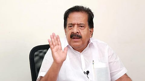 ഡിവൈഎഫ്ഐയുടെ 'പൊതിച്ചോറി'നെ പ്രശംസിച്ച് ചെന്നിത്തല, യൂത്ത് കോൺഗ്രസിന് പരിഹാസം