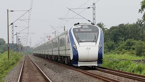 കണ്ണൂരിൽ വന്ദേഭാരതിനു നേരെ കല്ലേറ്; ജനൽ ചില്ലുകൾക്ക് പൊട്ടൽ