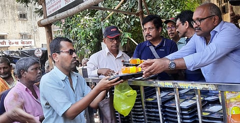 അശരണർക്ക് ഭക്ഷണവുമായി 'മുളുണ്ട് കേരള സമാജം'