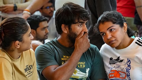 ഐപിഎൽ വേദിക്കു മുന്നിൽ ഗുസ്തി താരങ്ങളുടെ പ്രതിഷേധം