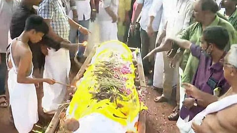 വന്ദന ഇനി കണ്ണീരോർമ: അന്ത്യാഞ്ജലി അർപ്പിച്ച് ആയിരങ്ങൾ