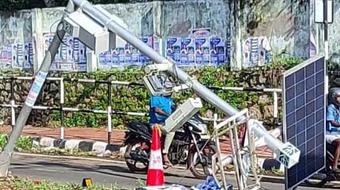 അടൂരിൽ ടിപ്പർ ലോറി ഇടിച്ച് എഐ ക്യാമറ പോസ്റ്റ് തകർന്നു