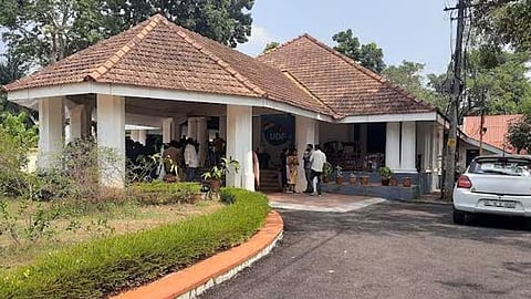 കന്റോൺമെന്റ് ഹൗസിനു മുകളിൽ മരം വീണു