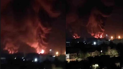 ഡ്രോൺ ആക്രമണമുണ്ടായ വിമാനത്താവളത്തിൽ നിന്ന് തീയും പുകയും ഉയരുന്നു.