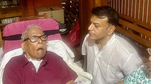 തിരുവോണദിനത്തിൽ മകൻ അരുൺകുമാർ സാമൂഹ്യമാധ്യമത്തിൽ പങ്കുവച്ച വി. എസ്. അച്യുതാനന്ദന്റെ ചിത്രം