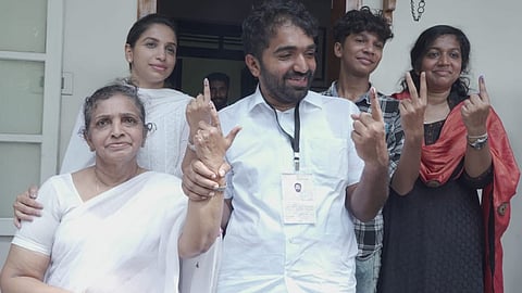 വോട്ടു രേഖപ്പെടുത്തിയ ശേഷം ചാണ്ടി ഉമ്മനും കുടുംബവും മാധ്യമങ്ങൾക്കു മുന്നിൽ