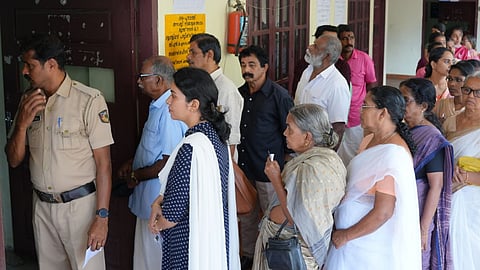 വോട്ടു രേഖപ്പെടുത്താനായി കാത്തു നിൽക്കുന്നവർ
