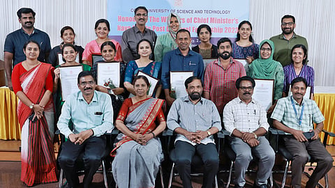 കൊച്ചി ശാസ്ത്ര സാങ്കേതിക സര്വകലാശാലയില് 2022- ലെ മുഖ്യമന്ത്രിയുടെ നവകേരള പോസ്റ്റ് ഡോക്ടറല് ഫെല്ലോഷിപ്പ് ജേതാക്കൾ വൈസ് ചാന്സലര് ഡോ. പി.ജി. ശങ്കരനൊപ്പം