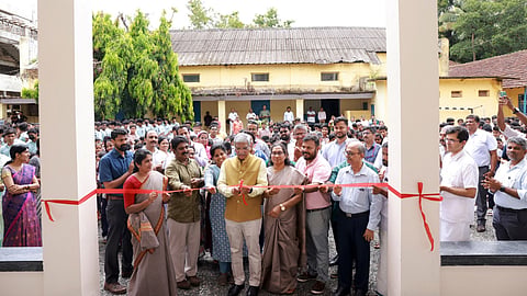 ആയക്കാട് സി എ ഹയർ സെക്കണ്ടറി സ്കൂളിലെ നവീകരിച്ച ഹയർ സെക്കണ്ടറി ബ്ലോക്ക് ഇസാഫ് സ്മോൾ ഫിനാൻസ് ബാങ്ക് എംഡിയും സിഇഒയുമായ കെ. പോൾ തോമസ് ഉദ്ഘാടനം ചെയ്യുന്നു