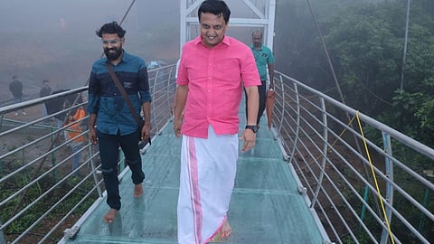 വാഗമണ്ണിൽ ഉദ്ഘാടനം ചെയ്ത ചില്ലുപാലത്തിൽ ടൂറിസം മന്ത്രി പി.എ. മുഹമ്മദ് റിയാസ്