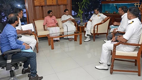 എൻ എ ഡി ചുറ്റുമതിൽ വിഷയവുമായി ബന്ധപ്പെട്ട് ഹൈബി ഈഡൻ എംപി സതേൺ നേവൽ കമാൻഡ് കമ്മാൻഡിംഗ് ഇൻ ചീഫ് എം എ ഹമ്പിഹോളിയുമായി കൂടിക്കാഴ്ച്ച നടത്തുന്നു