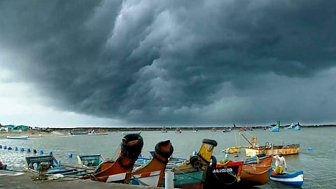 വീണ്ടും ന്യൂനമർദം രൂപപ്പെടുന്നു; ചുഴലിക്കാറ്റായി മാറാന് സാധ്യതയെന്ന് മുന്നറിയിപ്പ്