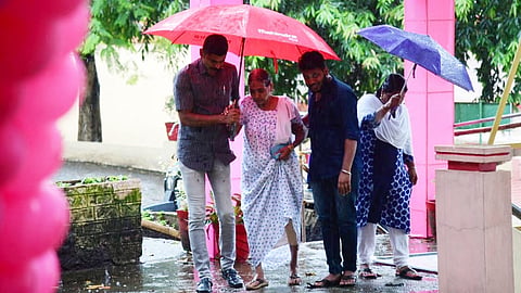 പുതുപ്പള്ളി ഡോൺ ബോസ്കോ സെൻട്രൽ സ്കൂളിലെ വനിതാസൗഹൃദ പിങ്ക് ബൂത്തിൽ വോട്ടുചെയ്യാനെത്തുന്ന വെട്ടത്തു വീട്ടിൽ മറിയാമ്മ ജോൺ