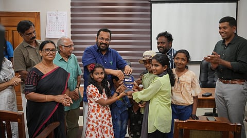 സുവോളജിക്കൽ പാർക്ക് കോൺഫറൻസ് ഹാളിലൊരുക്കിയ ചടങ്ങിൽ റവന്യൂ മന്ത്രി കെ. രാജൻ കുട്ടികളുമായി സംവദിക്കുന്നു