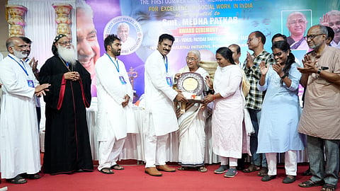 ഉമ്മൻ ചാണ്ടിയുടെ പേരിൽ ലഭിച്ച പുരസ്കാരം കൂട്ടായ്മയ്ക്കുള്ള അംഗീകാരം: മേധാ പട്കർ