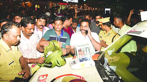 കൊച്ചി അന്താരാഷ്ട്ര സ്റ്റേഡിയം പരിസരത്തുനിന്നും പിടിച്ചെടുത്ത മയക്കുമരുന്ന് ശേഖരം എക്സൈസും പൊലീസും ചേർന്ന് പരിശോധിക്കുന്നു.