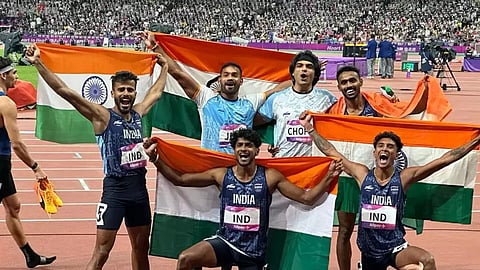 ഇന്ത്യൻ റിലേ ടീമും ജാവലിൻ താരങ്ങളായ നീരജ് ചോപ്രയും കിഷോർ ജെനയും.