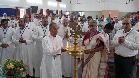 കല്യാൺ മെത്രാൻ മാർ തോമസ് ഇലവനാൽ യോഗത്തിന്റെ ഉദ്ഘാടനം നിർവഹിക്കുന്നു.