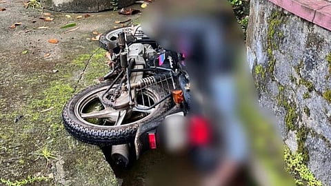 കോഴഞ്ചേരിയിൽ റോഡരികിലെ ഓടയിൽ ബൈക്ക് യാത്രികനായ യുവാവിനെ മരിച്ച നിലയിൽ കണ്ടെത്തി