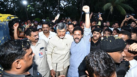 എൻ. ചന്ദ്ര ബാബു നായിഡു പ്രവർത്തകർക്കൊപ്പം