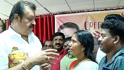 ഗുരുവായൂര് ക്ഷേത്രനടയില് കൈക്കുഞ്ഞുമായി മുല്ലപ്പൂ വിൽക്കുന്ന ധന്യയെയും ഭർത്താവിനെയും സുരേഷ് ഗോപി സന്ദർശിച്ചപ്പോൾ.