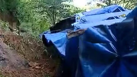 ഉരുൾപൊട്ടലിൽ ഭിത്തി തകർന്ന വീട്.