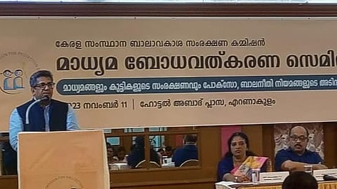 ഹൈക്കോടതി ജഡ്ജി ജസ്റ്റിസ് എ. മുഹമ്മദ് മുഷ്താഖ് സെമിനാർ ഉദ്ഘാടനം ചെയ്തു സംസാരിക്കുന്നു.