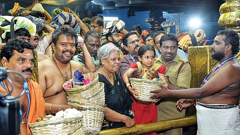 അയ്യനെക്കാണാൻ... വൃശ്ചികപ്പുലരിയിൽ മണ്ഡലപൂജകൾക്കായി ശബരിമല നട തുറന്നപ്പോൾ അയ്യപ്പദർശനത്തിനായി ശ്രീകോവിലിനു
മുന്നിൽ പൂജാപുഷ്പങ്ങളുമായി കാത്തുനിൽക്കുന്ന ഭക്തർ.