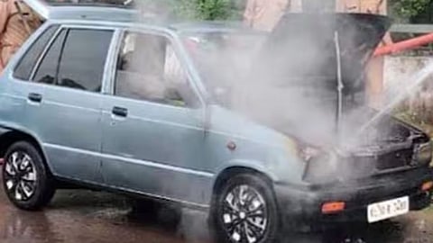 കോഴിക്കോട് ഓടിക്കൊണ്ടിരുന്ന കാറിനു തീപിടിച്ചു; യാത്രക്കാരൻ രക്ഷപ്പെട്ടത് തലനാരിഴയ്ക്ക്