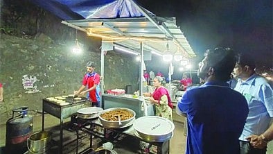 നഗരത്തിലെ ഒരു തട്ടുകട, പ്രതീകാത്മക ചിത്രം.