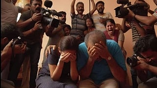 തട്ടിക്കൊണ്ടുപോയ കുട്ടിയുടെ മാതാപിതാക്കളെ മാധ്യമ പ്രവർത്തകർ വളയുന്നു എന്നു തോന്നിക്കും വിധം തയാറാക്കപ്പെട്ട വ്യാജ ഫോട്ടോ.