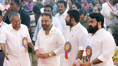 കേരളീയം ഉദ്ഘാടനവേദിയിൽ കമൽ ഹാസനും മമ്മൂട്ടിക്കും മോഹൻലാലിനുമൊപ്പം മുഖ്യമന്ത്രി പിണറായി വിജയൻ.