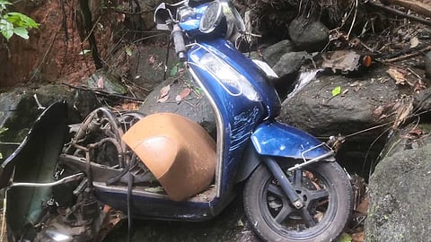 കോഴിക്കോട് സ്കൂട്ടർ താഴ്ചയിലേക്ക് മറിഞ്ഞ് 2 വിദ്യാർഥികൾ മരിച്ചു